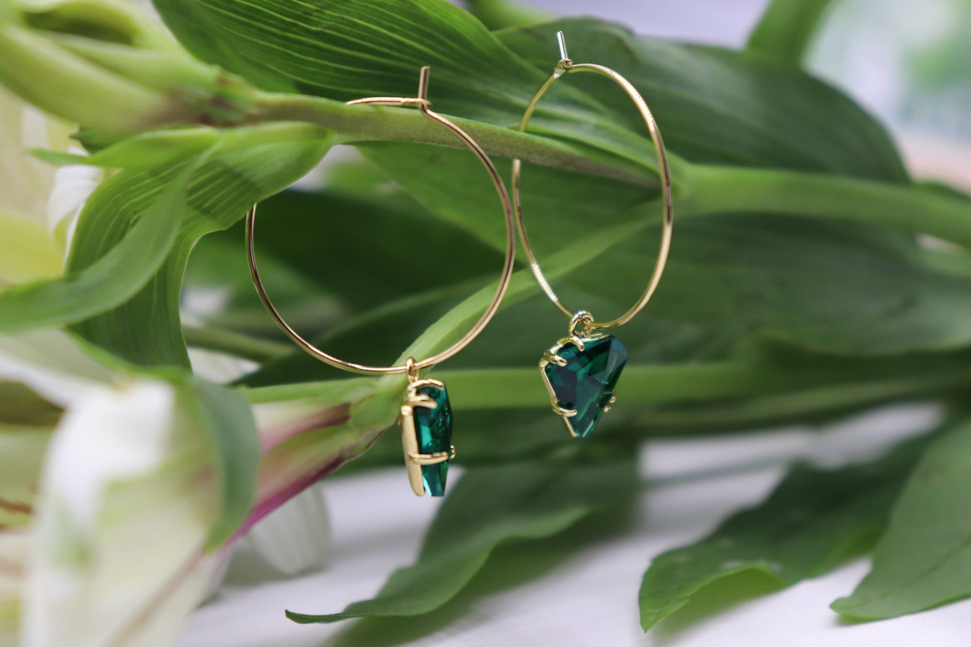 עגילי חישוק בשילוב משולש ירוק קיילי Princess K Jewelry