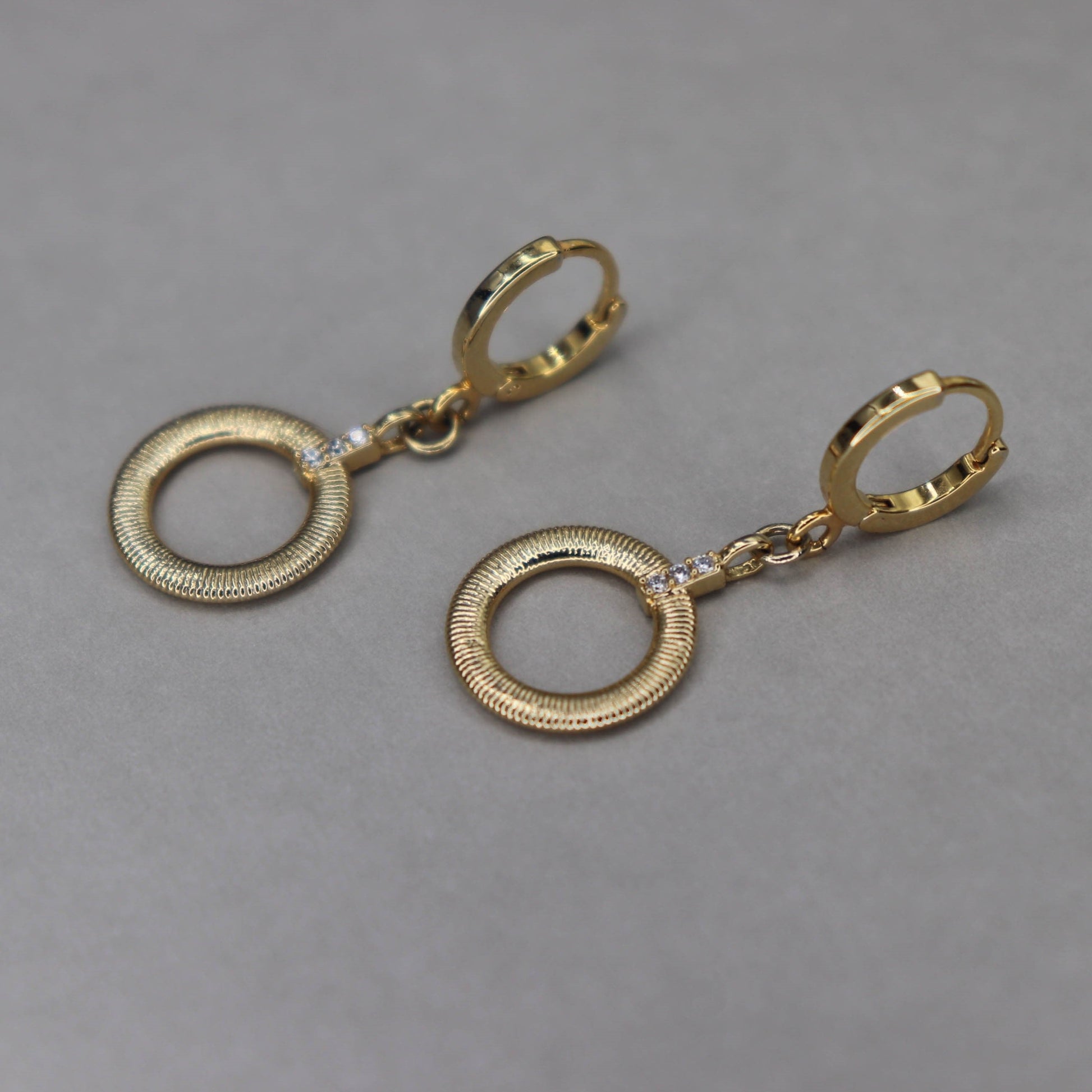 עגילי זהב עגולים אלכסיס Princess K Jewelry