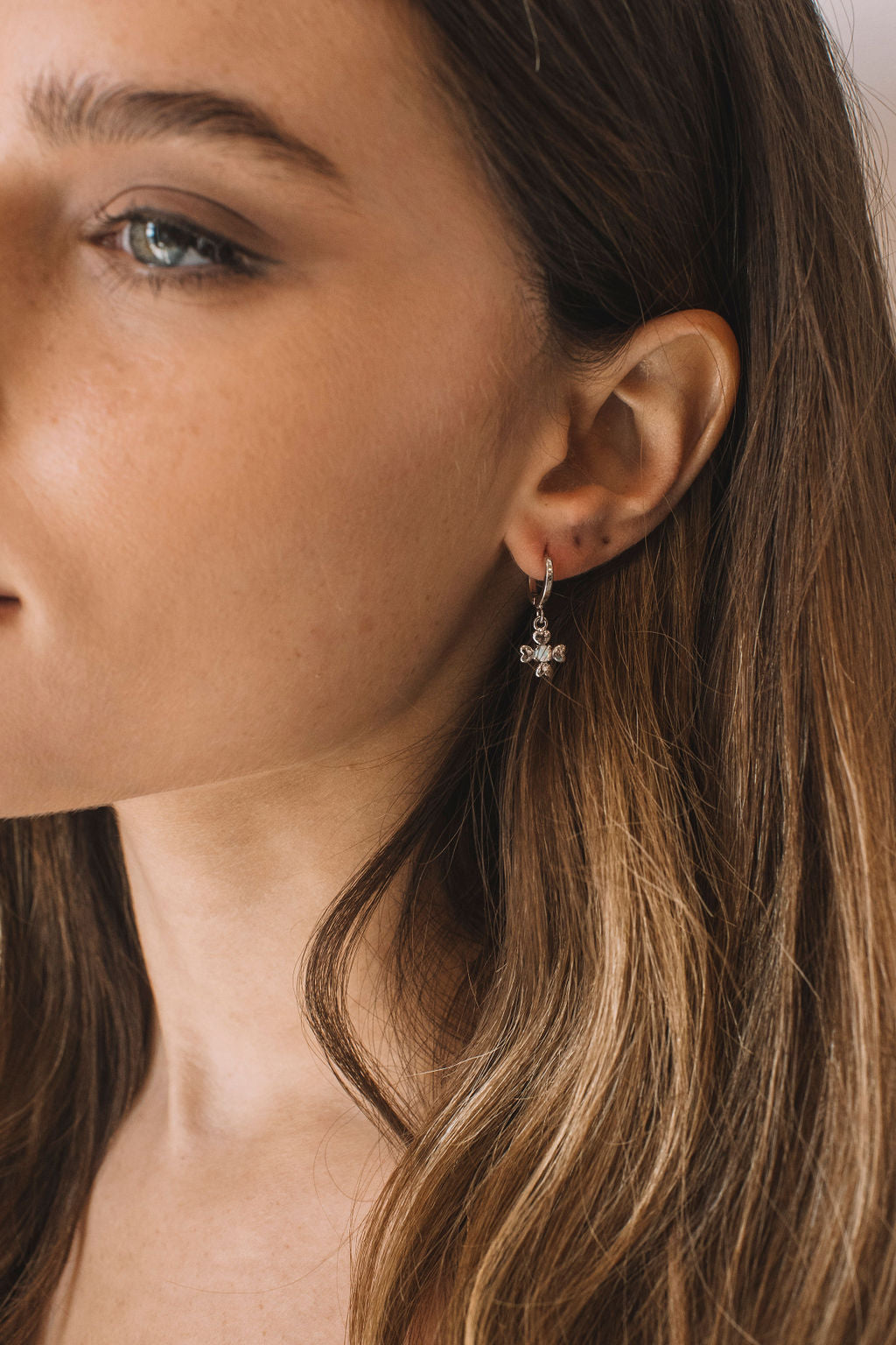 עגילי חישוק בשילוב תליון איבון Princess K Jewelry