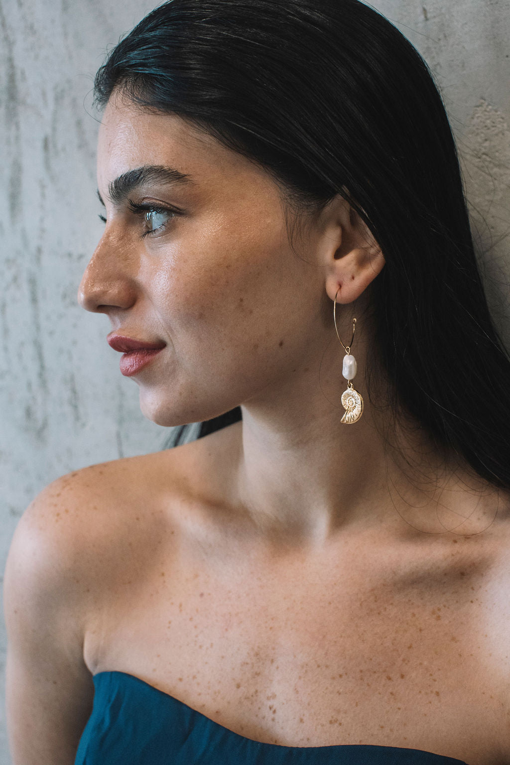 עגילי חישוק זהב בשילוב תליון פנינה מורגנה Princess K Jewelry