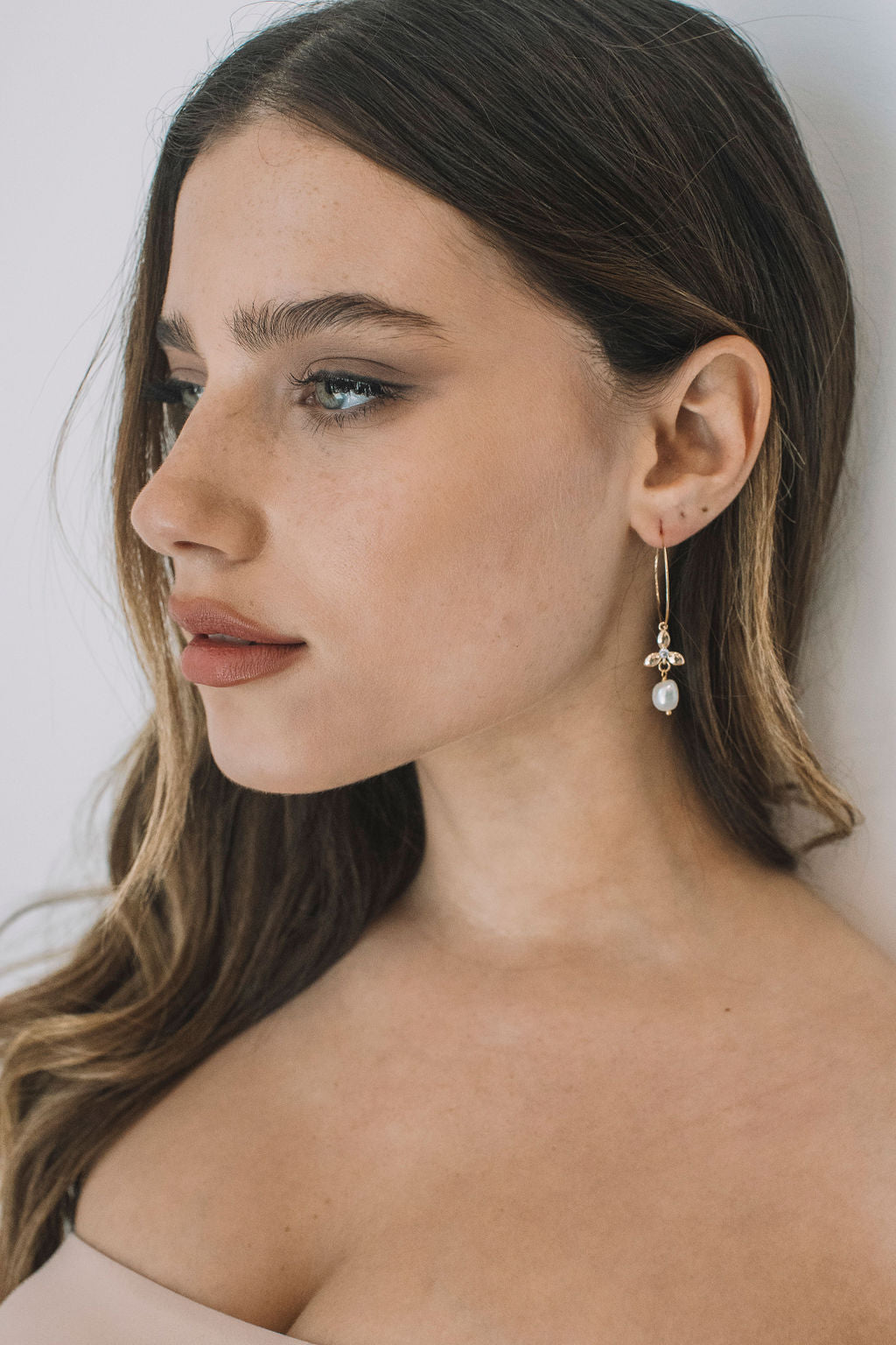 עגילי חישוק זהב פרח ופנינה ג'ולייט Princess K Jewelry