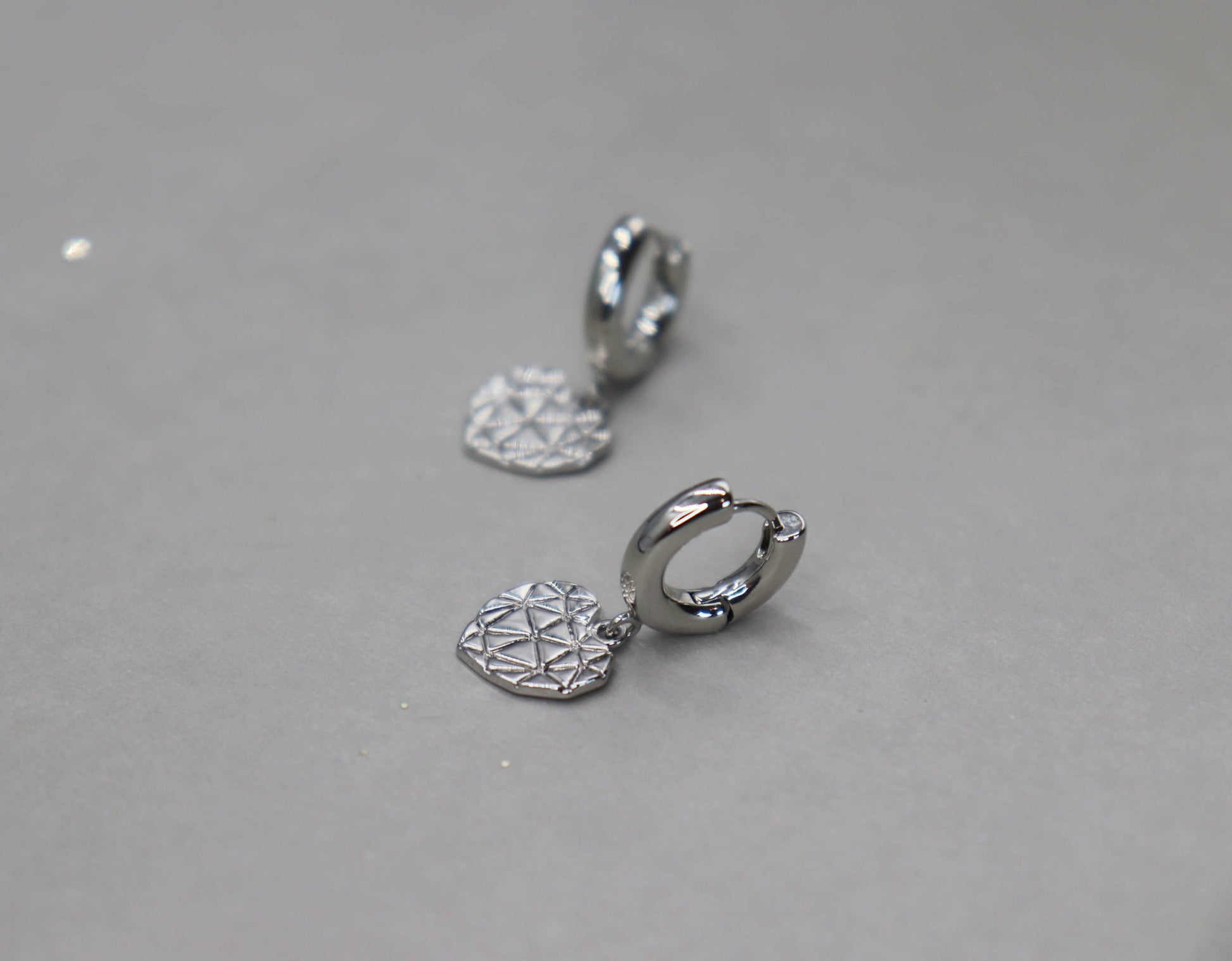 עגילי חישוק כסף בשילוב תליון לב לאב גיים Princess K Jewelry